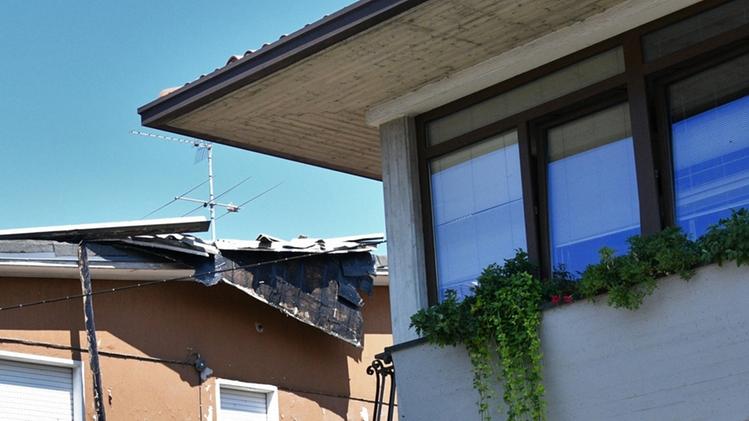 In Via Gazzolo il vento ha causato danni a diverse altre abitazioniIl tetto e i muri danneggiati dalla forza del vento nell’abitazione di via Gazzolo dichiarata inagibile