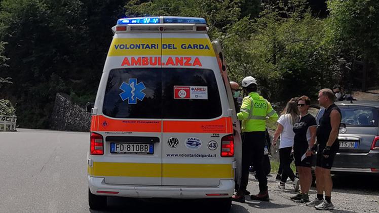 L’ambulanza sul luogo dell’incidente, sulla Sp9 a Gargnano