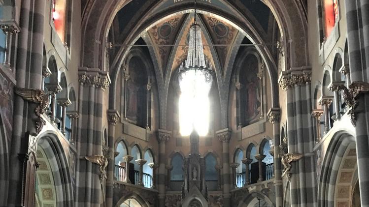La navata maggiore della chiesa della Madonnina di PalazzoloLa posa dei teli provvisori per frenare le infiltrazioni