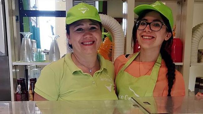 Flavia Iseppi e Serena Mazza:  madre e figlia nella gelateria «Ice Cream» di via Roma a Gargnano