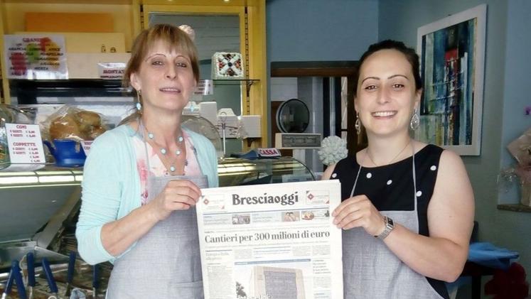 Michela Vaira con la nipote Cristina Cedri con una copia di Bresciaoggi