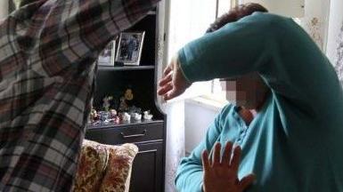 L’anziana madre è stata aggredita dal figlio armato di coltello