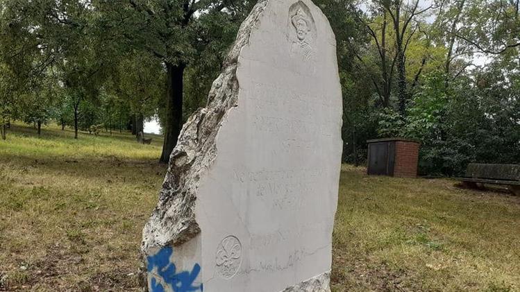 La stele dedicata a Baden Powell è finita nel mirino dei vandali