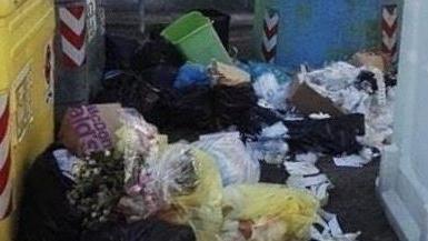 Spazzatura abbandonata all’esterno dei cassonetti a Concesio: i casi sono centinaia 