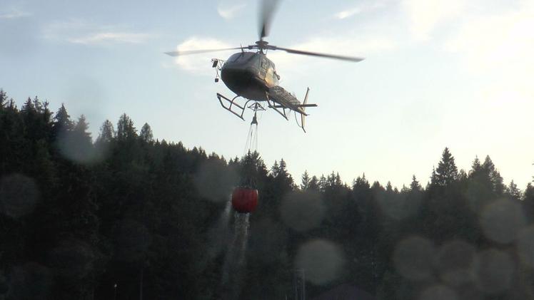 Il rogo è divampato in un’area boschiva sopra MontecampioneL’elicottero si è rifornito d’acqua dal bacino  di Montecampione