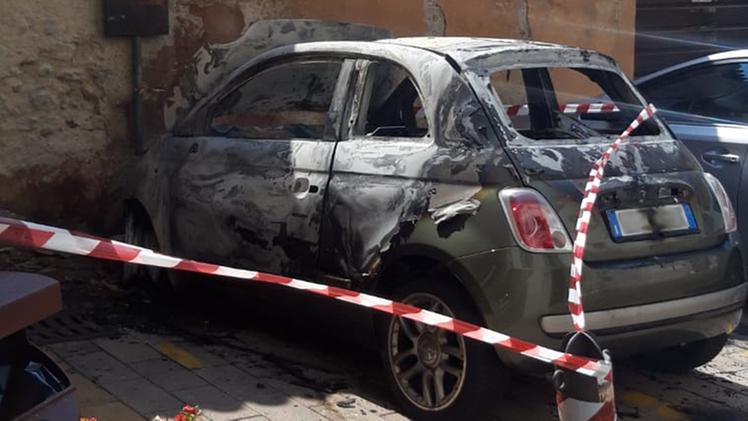 La Fiat  500 incendiata nella notte in via Benamati a Toscolano