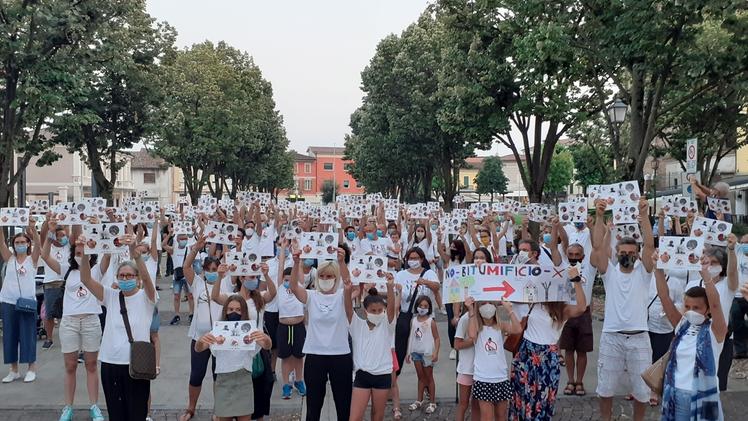 Tutti in piazza indossando la maglietta bianca diventata simbolo della protesta anti-bitumificio