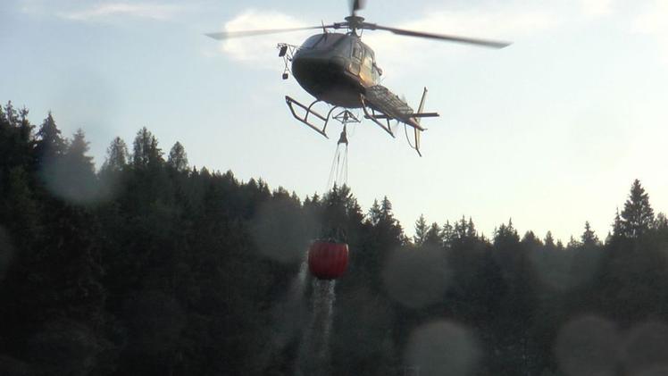 La Protezione civile ha evitato un disastro ambientale a PiancamunoL’impiego dell’elicottero è stato decisivo nel circoscrivere il rogo 
