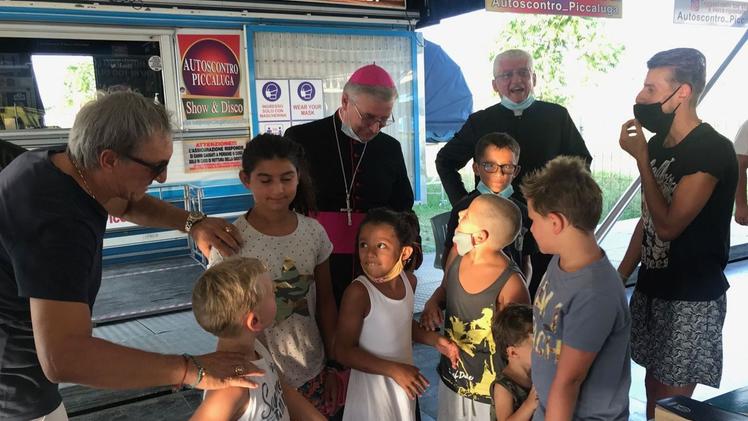 Il vescovo in visita alle famiglie titolari  del luna park di Desenzano