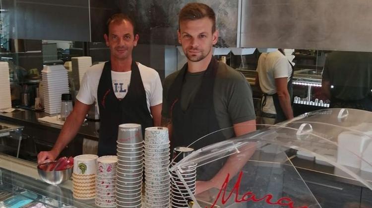 Il banco dei gelati del locale di DelloPiergiovanni e Franco Ferrari orgogliosi del loro lavoro nella gelateria «Marameo»