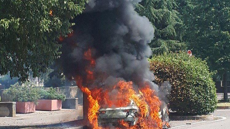 L’auto data alle fiamme dai rapinatori è stata rubata a Milano