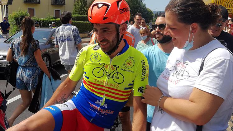 L’arrivo di Manuel Ragnoli dopo quattro giri del Garda in bicicletta