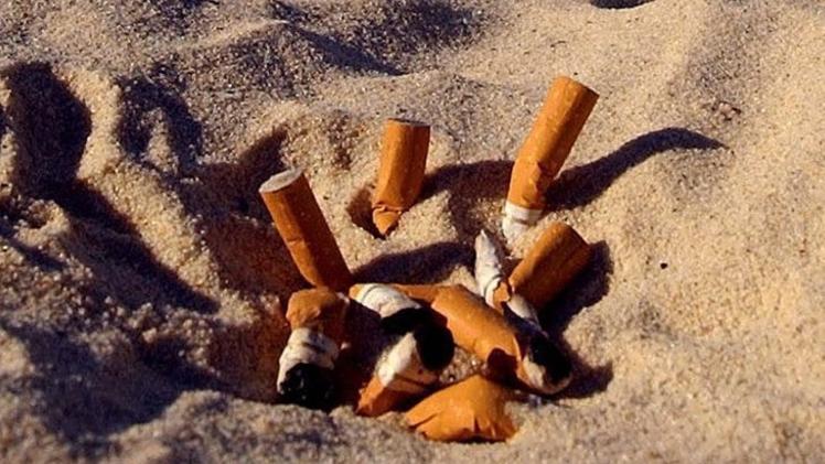 Mozziconi di sigarette sulle spiagge: una vera fonte di inquinamento