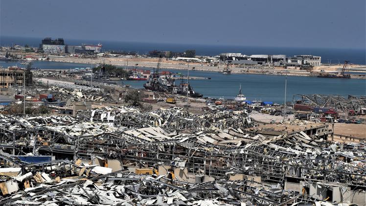 Il porto di Beirut distrutto dall' esplosione (EPA/NABIL MOUNZER)