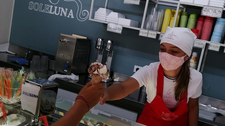 Agnese serve un cono all’interno del negozio più giovane di Soleluna, quello aperto 12 anni fa a San Paolo.