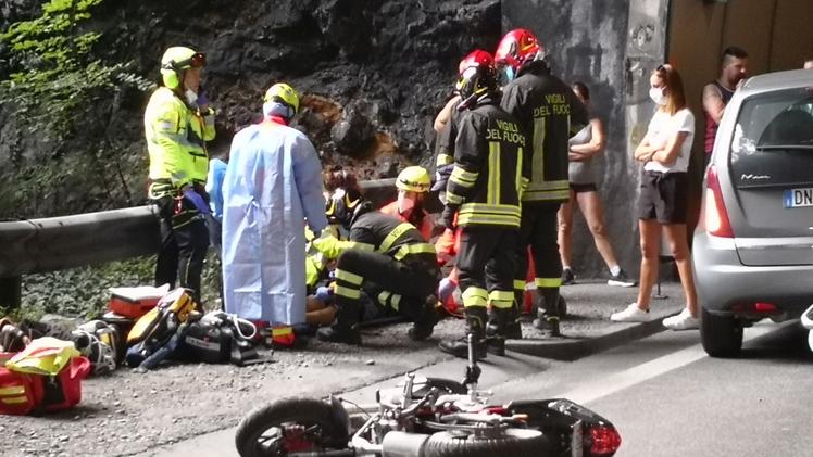 Lo scooter del 19enne di Desenzano si è incastrato sotto l’automobile