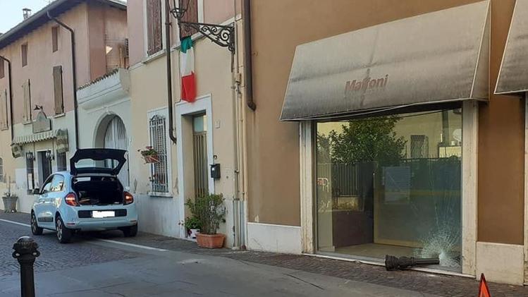 La Renault Twingo ha sfondato una vetrina in via Cavallotti 