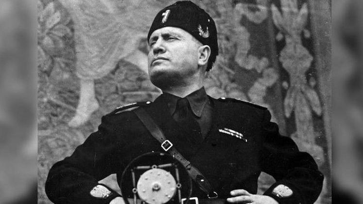 A 75 anni dalla sua morte, l’ingombrante ombra di Benito Mussolini continua a stagliarsi su Salò 