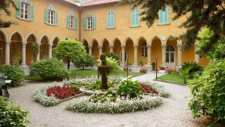 Il convento francescano che per vent’anni ha ospitato il CentroPadre Bruno Ducoli è il direttore del centro gardesanoUna suggestiva immagine del chiostro all’interno del convento