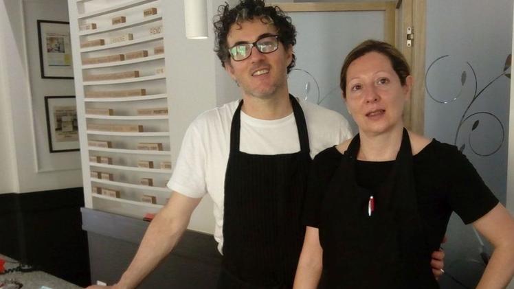 Mauro Vielmi e la moglie Daniela Foppoli nella gelateria di Esine
