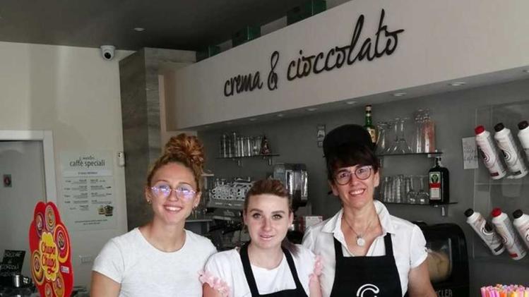 Rebecca, Nicole e Piera Boniotti davanti al bancone di «Crema e Cioccolato» ad Azzano Mella