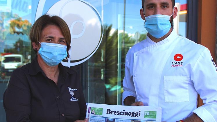 Annalisa Baruffa e Mattia Taddeolini con una copia di Bresciaoggi: grande successo nel nostro contest.