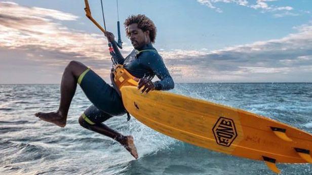 Mitu Monteiro, leggenda del kite surf, da oggi a Campione del Garda