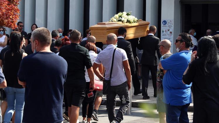 Amici e parenti al funerale di Francesca Manfredi morta a 24 anni