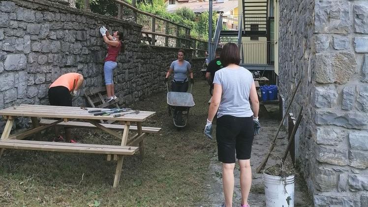 Volontari al lavoro per la scuola di Erbanno