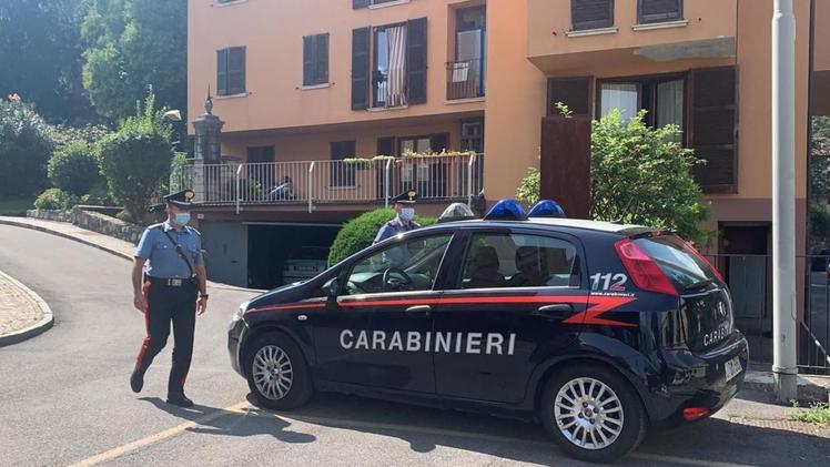 La pattuglia dei carabinieri fuori dall’abitazione di Breno dove Vincenzo Capano viveva con la madre affetta da problemi psichici