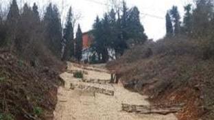 Il nuovo asfalto posato nella parte bassa di LumezzaneI lavori realizzati sulla scarpata ai piedi del cimitero