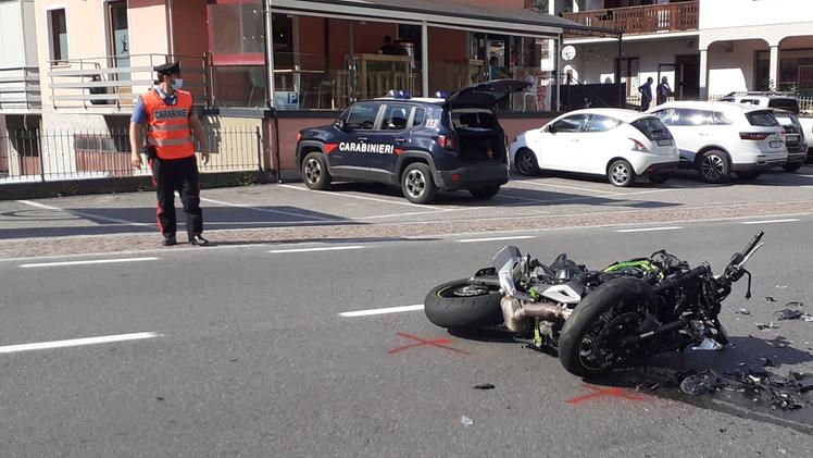 La moto guidata dal 29enne bergamasco rovinata sull’asfalto