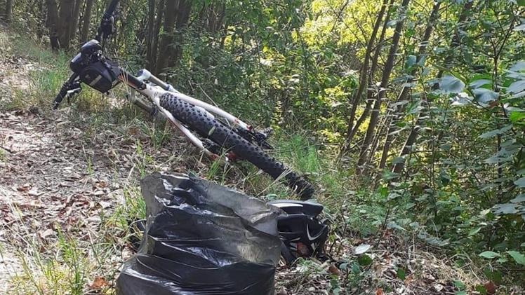 La bicicletta del bikers bergamasco morto nei boschi di Cologne 