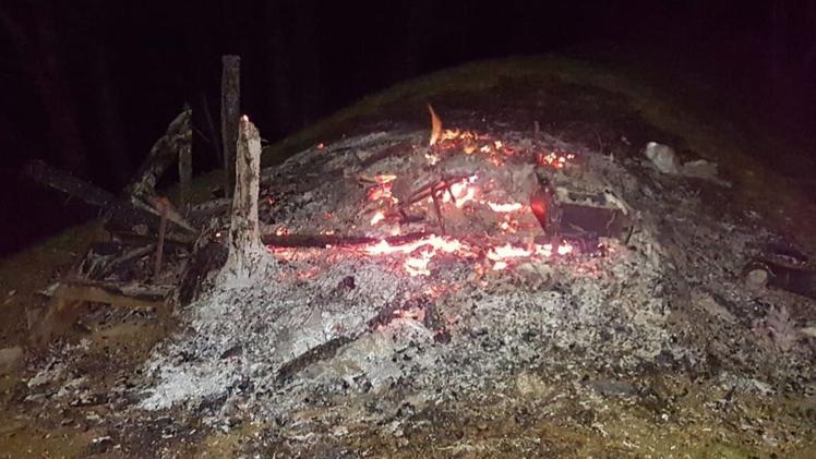 Il fuoco sta consumando ciò che resta del capanno di caccia