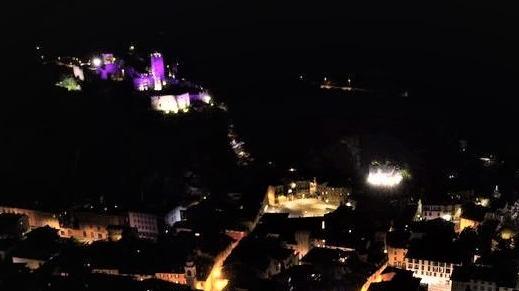 La notte di Breno illuminata dal castello in rosa
