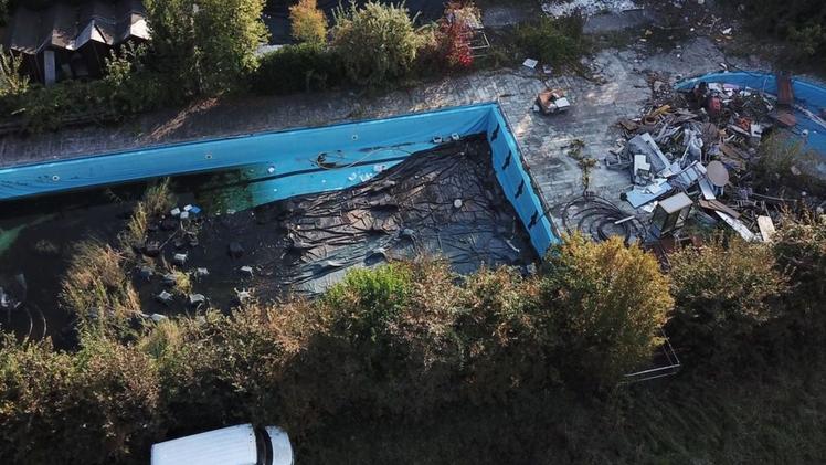 Le piscine dell’ex ristorante «La terrazza» trasformate in discariche