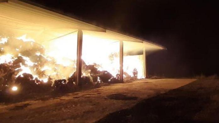 Le fiamme divampate nella notte all’interno del deposito di foraggio della cascina Volta di Gambara