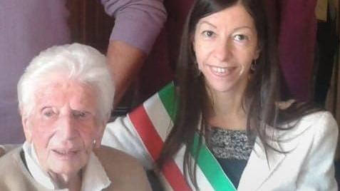 Lucia Sozzi con il sindaco  Marisa Zanotti: la foto era quella per i 104