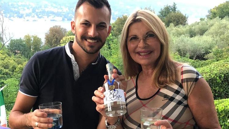 Alessandro Bussi e Mariagrazia Prandini brindano con il «loro» Gin