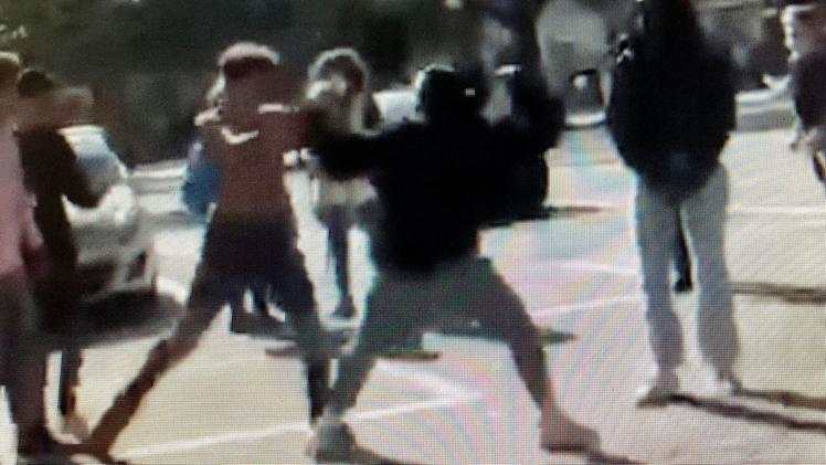 Un frame del video della rissa tra ragazzini girato in piazza a Leno 