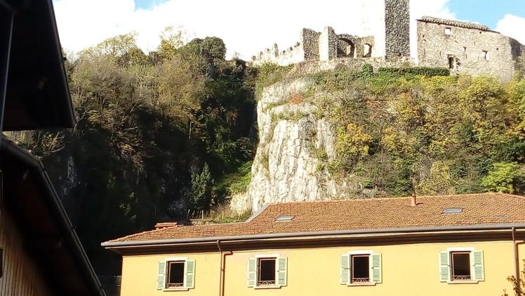 Sulla collina del castello di Breno è ricresciuta la vegetazione