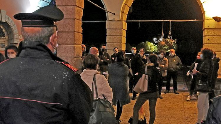 Esercenti, baristi e ristoratori ieri alla protesta sotto il municipioSotto lo sguardo delle forze dell’ordine: nessun incidente di sorta