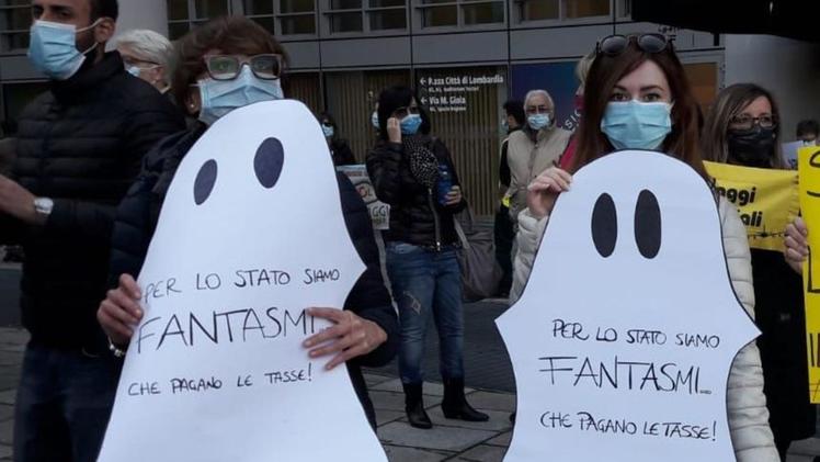 Protesta del settore turismo a Milano: «Noi fantasmi per lo Stato» Rappresentanti delle agenzie di viaggio bresciane durante la manifestazione per chiedere aiuti  