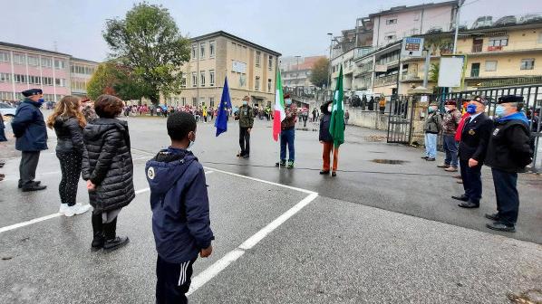 La consegna delle bandiere ai giovanissimi studenti di Lumezzane