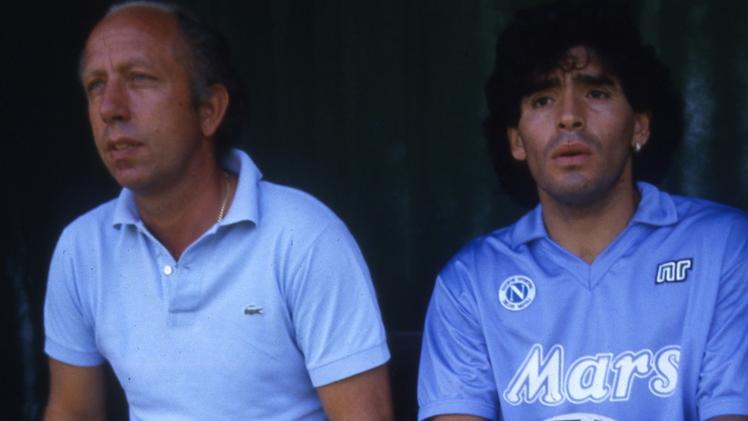Diego Armando Maradona riceve indicazioni dal suo allenatore Ottavio Bianchi ai tempi del NapoliOttavio Bianchi e Diego Armando Maradona seduti fianco a fianco: insieme hanno vinto il primo scudetto nella storia del Napoli. Era il 1987