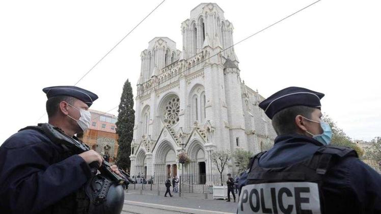 Agenti di polizia davanti alla chiesta di Notre-Dame dove è avvenuto l'attentato (ANSA)
