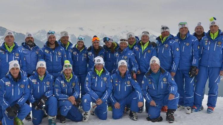 Foto di gruppo per i maestri della Scuola sci Tre Valli