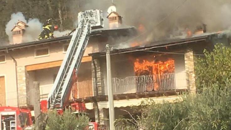 I soccorsi all’escursionista  Un violento incendio ha distrutto l’agriturismo La Sassa a Nave
