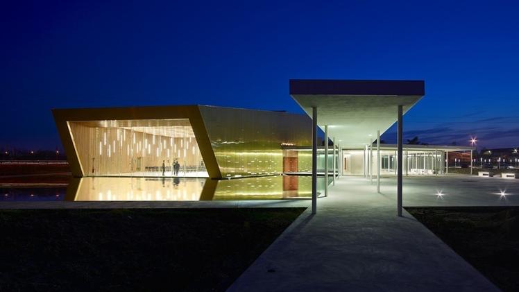 Un’immagine notturna del Centro culturale «Ikeda per la pace» della Soka Gakkai italiana a Corsico