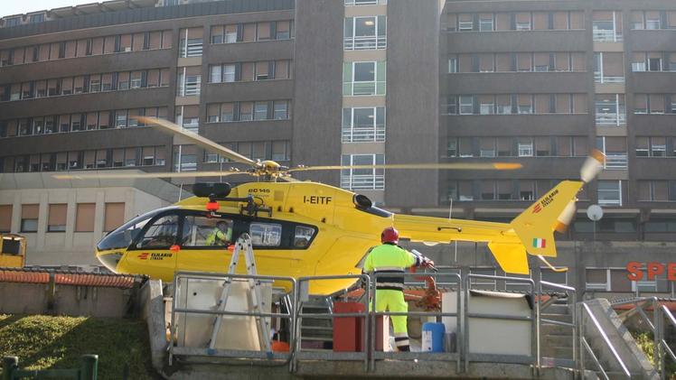 Per i soccorsi è intervenuto anche l’elicottero dell’Areu, che ha condotto in volo al Civile di Brescia l’operaio infortunato nella caduta